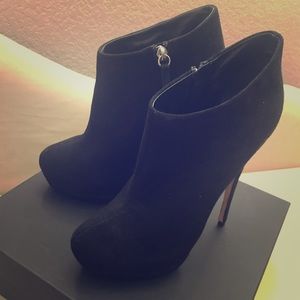 The most gorgeous heel suede booties!